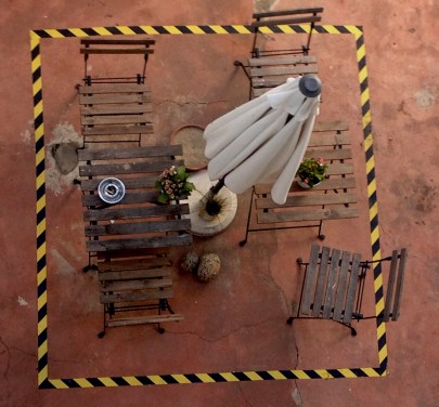 Mesa, sillas y parasol